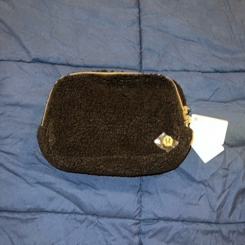 Lululemon Everywhere‎ Belt Bag Fleece Large 2L NWT ONE SIZE (Black Gold)